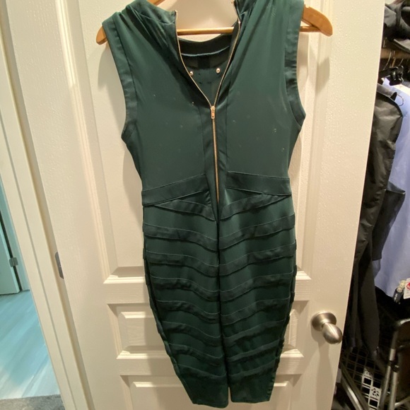 Windsor Dark Green and Gold dress (M) - Picture 2 of 2